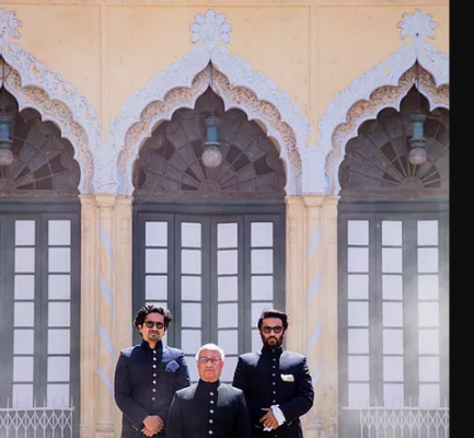 अपने बेटों आमिर ख़ां और अली ख़ां के साथ राजा आमिर मोहम्मद ख़ां 