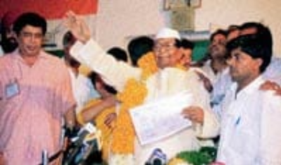 जून 1997 के कांग्रेस अध्यक्ष के चुनाव में सीताराम केसरी ने शरद पवार और राजेश पायलट को हराया था.