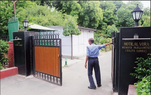 2014 में मोतीलाल वोरा बंगला विवाद की जद में भी आए.