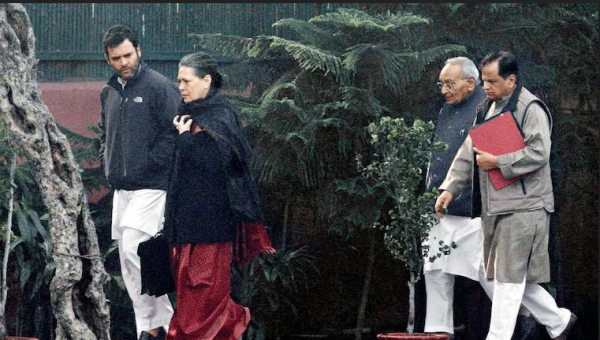 सोनिया गांधी और राहुल गांधी - दोनों से मोतीलाल वोरा की करीबी रही.