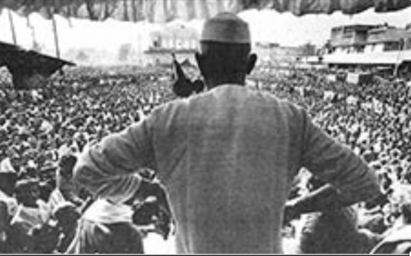 बोट क्लब पर एक रैली में बोलते हुए चौधरी चरण सिंह.