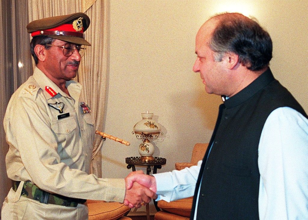 परवेज़ मुशर्रफ़ पर भरोसा दिखाकर नवाज़ शरीफ़ ने अपने पैरों को कुल्हाड़ी पर रगड़ा था.