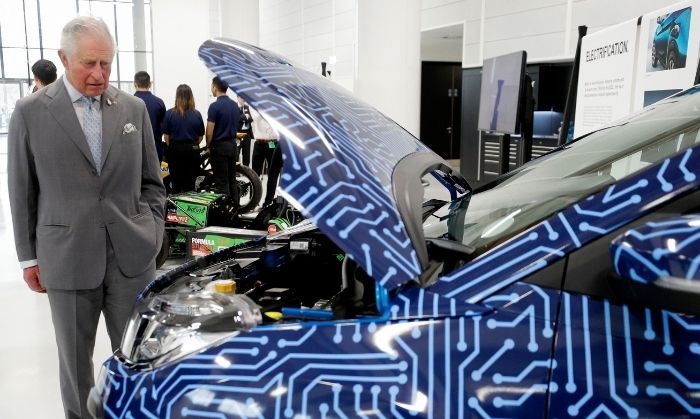 रिटेन के राजकुमार चार्ल्स, National Automotive Innovation Centre (NAIC) का उद्घाटन करने के दौरान भविष्य की कुछ गाड़ियों को देखते हुए. आप इन गाड़ियों का इंतज़ार कर रहे हैं, ये 5G का कर रही हैं. (तस्वीर: PTI)