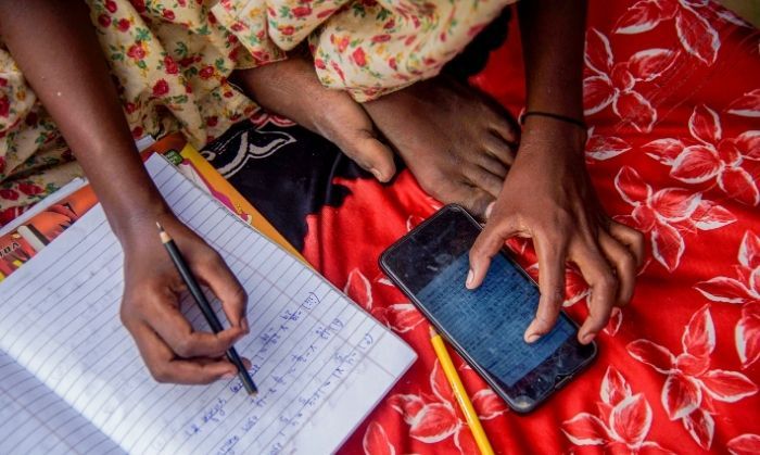 तो क्या अब वो दिन नज़दीक हैं जब व्हाट्सऐप के 'अबाउट' सेक्शन में, 'फ़्रॉम फेसबुक' नहीं लिखा होगा. (सांकेतिक तस्वीर: PTI/मनीष शर्मा/12 साल की जोशना कुमारी, व्हाट्सऐप के माध्यम से अपनी पढ़ाई ज़ारी रख रही है.)