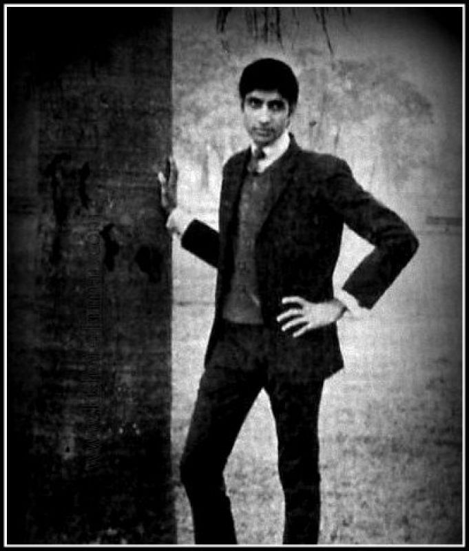 जो तस्वीर नीना ने टिनू को दी थी, उसमें अमिताभ विक्टोरिया मेमोरियल के सामने खड़े नज़र आ रहे थे. उस तस्वीर की डेस्क्रिप्शन के सबसे करीब हमें अमिताभ की यही फोटो लगी.