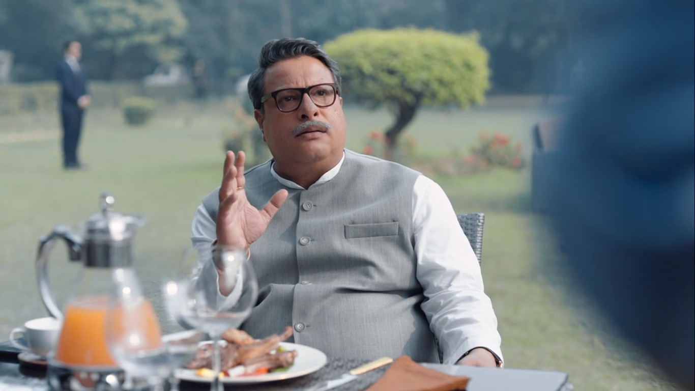 देश के प्रधानमंत्री के रोल में देवकी नंदन, जो बेटे की बात को सुने बगैर झिड़क देते हैं. 