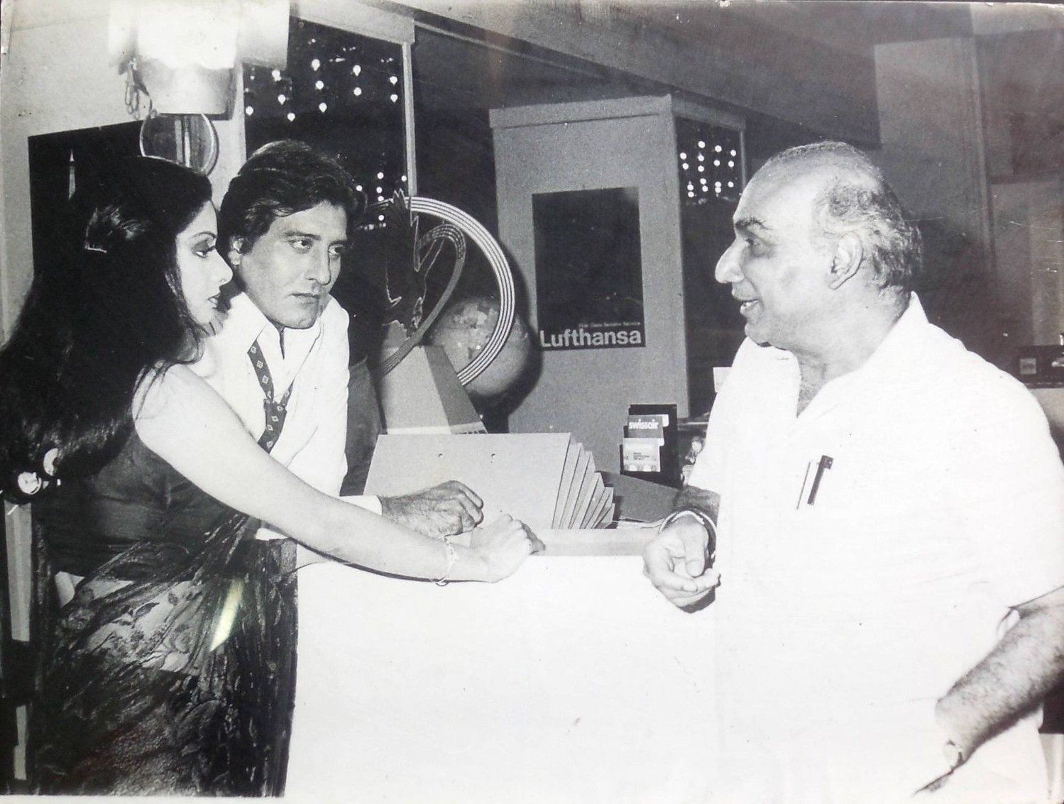 फिल्म चांदनी के सेट पर श्रीदेवी और विनोद खन्ना के साथ यश चोपड़ा. अपने दौर के टॉप एक्शन हीरो रहे विनोद खन्ना को यश ने अपनी रोमैंटिक फिल्म में उनकी समझदारी और उनकी सुलझी हुई बुद्धि की वजह से कास्ट किया था. इसलिए फिल्म से इकलौता एक्शन सीन हटा देने पर विनोद बिफरे नहीं. 