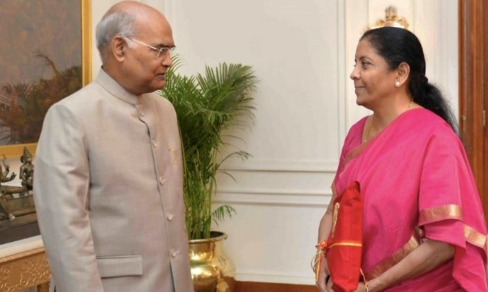 वित्त मंत्री, निर्मला सीतारामण ने जब 2020-21 का बजट पेश किया था तो दरअसल तब वो 1 अप्रैल, 2020 से 31 मार्च, 2021 तक के अनुमानित खर्चे और आय का हिसाब किताब बता रही थीं. 