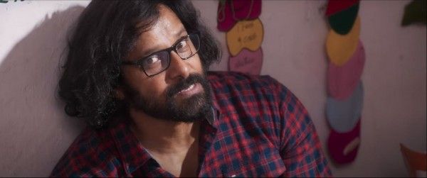 विक्रम का किरदार गरीब बच्चों को मैथ्स पढ़ाता है. फोटो - टीज़र cobra teaser