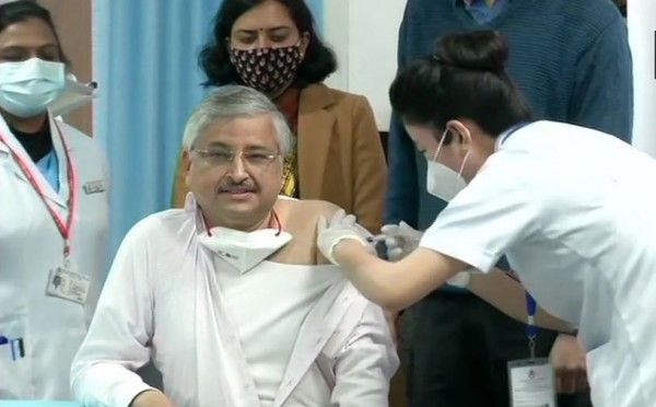 एम्स के डारेक्टर रणदीप गुलेरिया ने भी वैक्सीन लगवाई. फोटो- ANI Aiims Dr