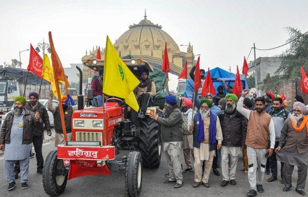 पंजाब के अमृतसर से दिल्ली की ओर कूच करते किसान. फोटो-PTI Amritsar Farmers Protest