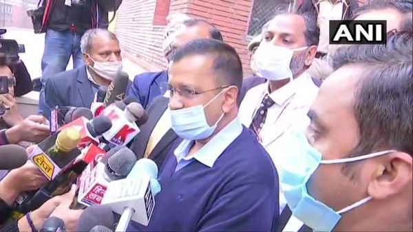 दिल्ली के LNJP अस्पताल में पहुंचे सीएम केजरीवाल. फोटो- ANI Arvind