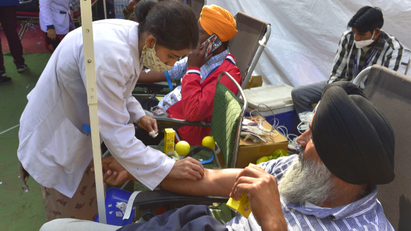 कृषि कानूनों के खिलाफ प्रदर्शन कर रहे किसानों ने भी ब्लड डोनेशन कैंप में ब्लड डोनेट किया. तस्वीर 15 दिसंबर 2020 की है. (क्रेडिट- PTI) Blood Donation 1