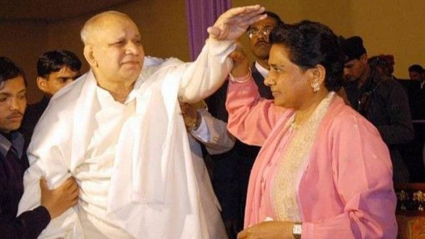 80 के दशक में कांशीराम ने मायावती को अपने उत्तराधिकारी के तौर पर आगे बढ़ाया था. 80 के दशक में कांशीराम ने मायावती को अपने उत्तराधिकारी के तौर पर आगे बढ़ाया था.