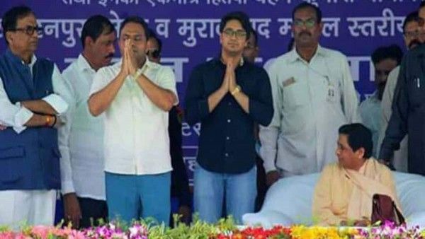 मायावती के साथ उनके भतीजे आकाश आनंद (ब्लू शर्ट में). मायावती के साथ उनके भतीजे आकाश आनंद (ब्लू शर्ट में).