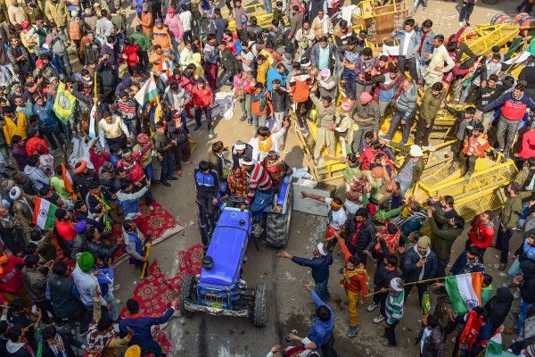 ट्रैक्टरों की रफ्तार और करतबों के सामने पुलिसवाले बेबस दिखाई दिए. फोटो- PTI R Day: Kisan Gantantra Parade In Delhi