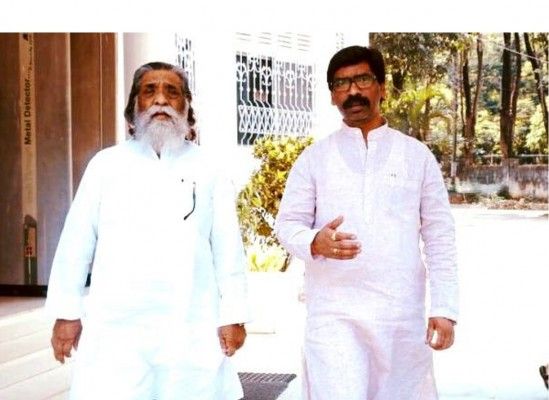 फिलहाल शिबू सोरेन के बेटे हेमंत सोरेन उनकी राजनीतिक विरासत संभाल रहे हैं.