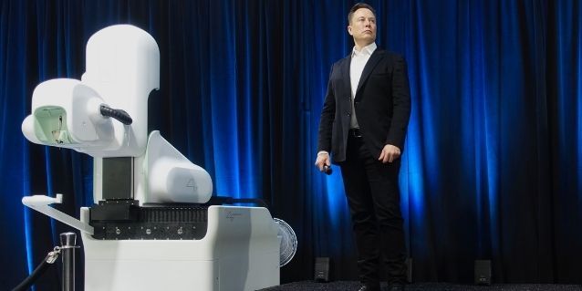 एक रोबॉटिक सर्जिकल मशीन द्वारा दिमाग में चिप लगाई जाएगी. 