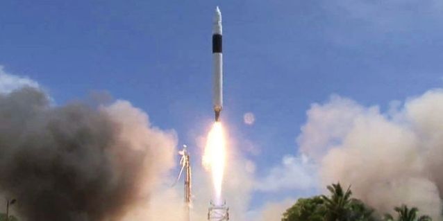 तीन लॉन्च फेल होने के बाद फैल्कन 1 का पहला सफल लॉन्च. 