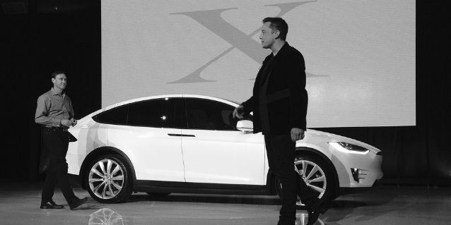 टेस्ला मॉडल X के साथ इलॉन मस्क. 