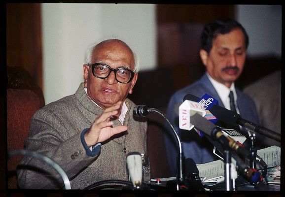 मधु दंडवते संयुक्त मोर्चा सरकार में योजना आयोग के उपाध्यक्ष रहे.