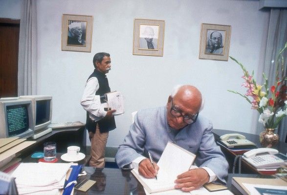 प्रोफेसर मधु दंडवते गैर-कांग्रेसी सरकारों में रेल मंत्री और वित्त मंत्री रहे.