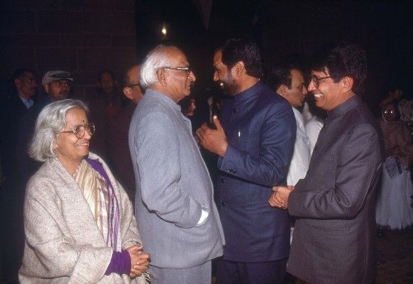 रामविलास पासवान के साथ मधु दंडवते और उनकी पत्नी प्रमिला दंडवते.