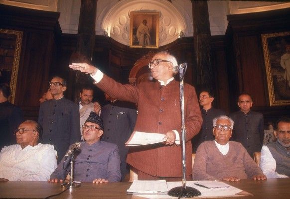 चंद्रशेखर, देवीलाल, वीपी सिंह और बीजू पटनायक के साथ मधु दंडवते.