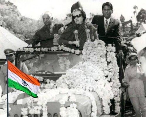 इंदिरा गांधी के साथ यशवंत सिंह परमार. इंदिरा गांधी के साथ यशवंत सिंह परमार.