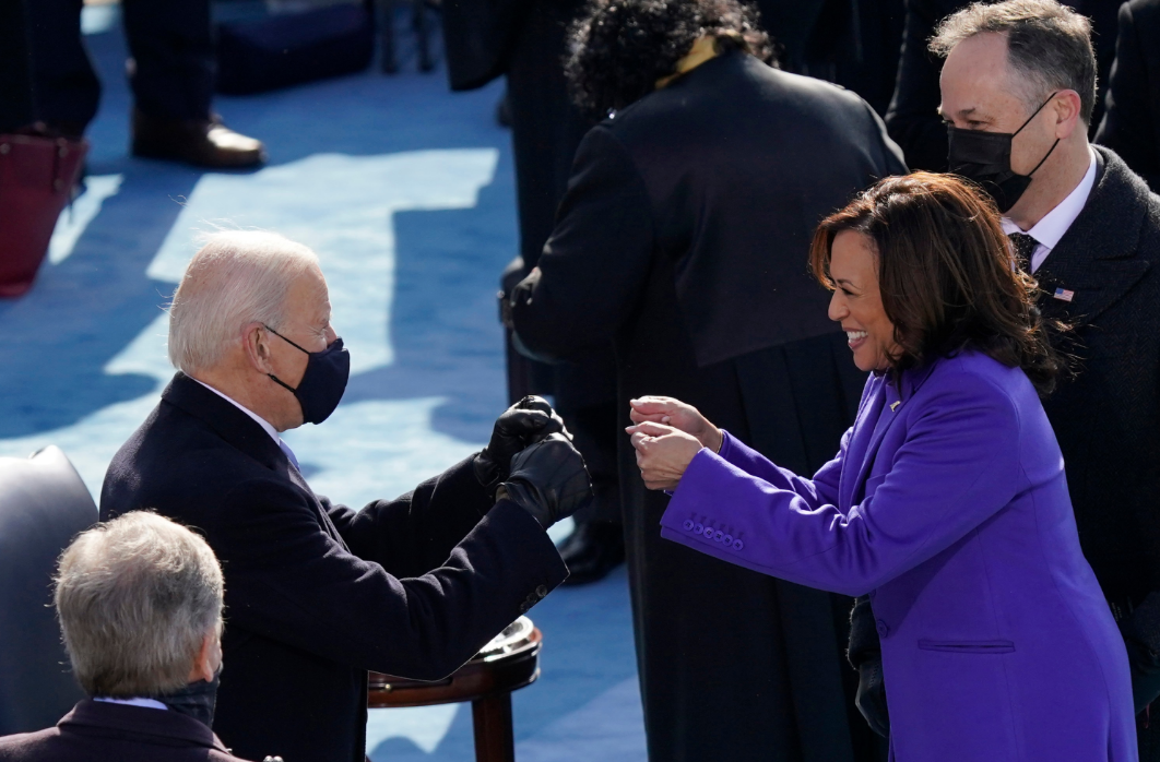 एक दूसरे के साथ ख़ुशी साझा करते जो बाइडन और कमला हैरिस (AP/PTI) Joe Biden And Kamala Harris First Bumping After Swearing In During Inaguration Ceremony Ap:pti