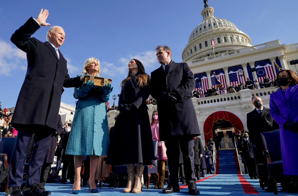 अमरीका के 46वें राष्ट्रपति पद की शपथ ग्रहण करते जो बाइडन (AP/PTI) Joe Biden Swearing In During Inaguration Ceremony Ap:pti