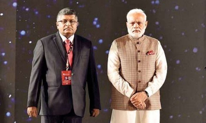 तस्वीर 2017 की है. नरेंद्र मोदी और जयशंकर प्रसाद, ऐप को साइबरस्पेस की ग्लोबल कॉन्फ़्रेंस के दौरान लॉन्च करते हुए. (तस्वीर: PTI)
