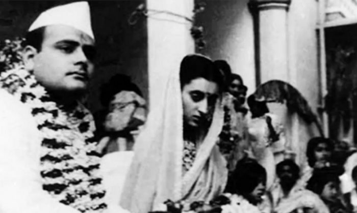 फ़िरोज़ गांधी और इंदिरा गांधी की शादी की तस्वीर. (तस्वीर: आज तक)