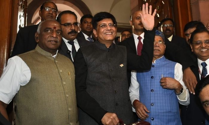 कई बार लोग ‘अंतरिम बजट’ और ‘वोट ऑन अकाउंट’ में कनफ़्यूज हो जाते हैं. जबकि सच तो ये है कि ‘अंतरिम बजट’ और ‘पूर्णकालिक बजट’ में उतना अंतर नहीं है जितना अंतर ‘अंतरिम बजट’ और ‘वोट ऑन अकाउंट’ में है. इसीलिए तो पीयूष गोयल ने 01 फ़रवरी, 2019 के अपने ‘अंतरिम बजट’ को ‘पूर्णकालिक बजट’ कह दिया था. जिसपर काफ़ी विवाद भी हुआ था. हालांकि जब भाजपा दोबारा सत्ता में आई तो निर्मला सीतारमण ने 05 जुलाई, 2019 को एक पूर्णकालिक बजट भी पेश किया था. (तस्वीर: आज तक/1 फ़रवरी, 2019)