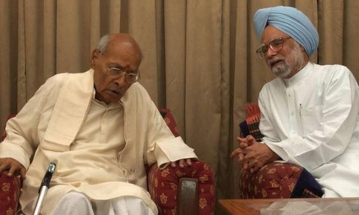 तस्वीर तुलनात्मक रूप से नई है. 2004 की. इस तस्वीर के लिए जाने के कुछ ही महीनों बाद पी. वी. नरसिम्हा राव का देहांत हो गया था. 23 दिसंबर, 2004 को. (PTI)
