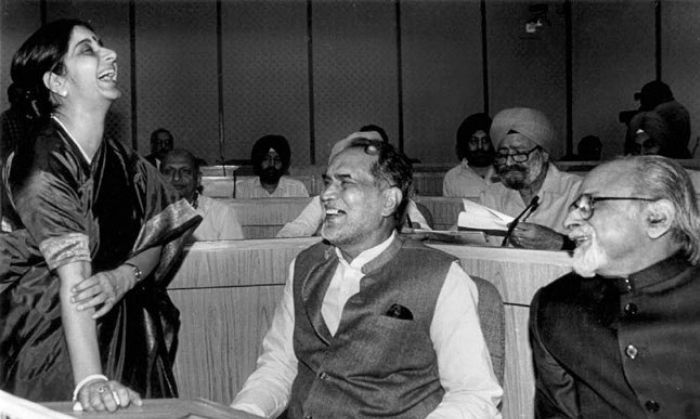 तस्वीर में पूर्व प्रधानमंत्री चंद्रशेखर के साथ एक और पूर्व प्रधानमंत्री आईके गुजराल और पूर्व विदेश मंत्री सुषमा स्वराज. (PTI)