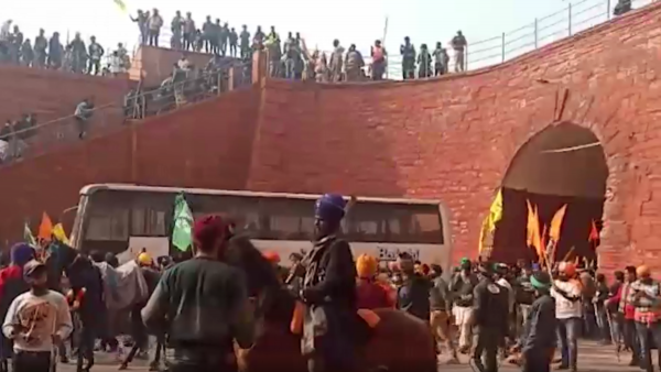 लालकिले में बड़ी संख्या में प्रदर्शनकारी घुस गए थे. फोटो-आजतक Lal Quila Delhi
