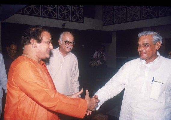 वाजपेयी और आडवाणी के साथ एन टी रामाराव वाजपेयी और आडवाणी के साथ एन टी रामाराव