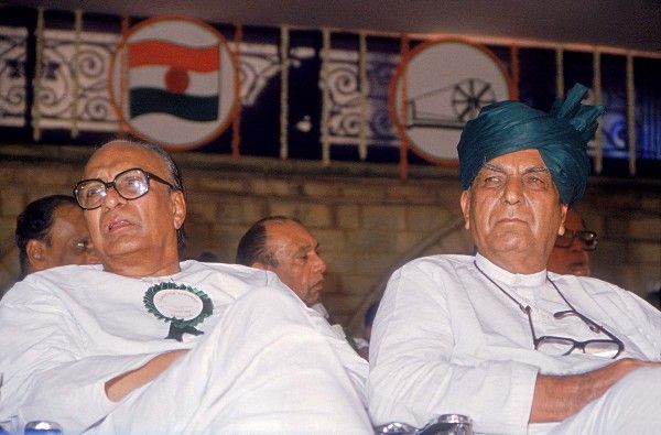 देवीलाल (हरी पगड़ी में) के साथ बीजू पटनायक देवीलाल (हरी पगड़ी में) के साथ बीजू पटनायक