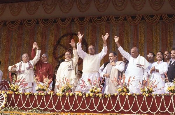 संयुक्त मोर्चा के नेताओं के साथ बीजू पटनायक संयुक्त मोर्चा के नेताओं के साथ बीजू पटनायक