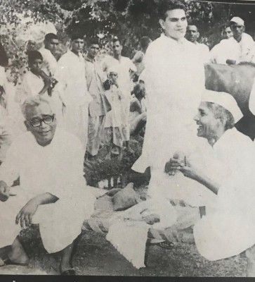 मधु लिमये (बीच में) संसद के बेजोड़ वक्ता थे.