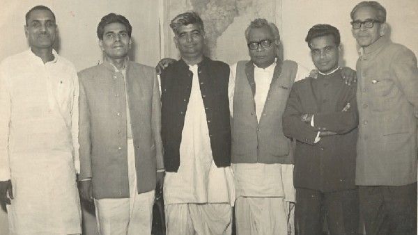 राममनोहर लोहिया (बाएं से तीसरे) के साथ मधु लिमये (दाएं से दूसरे).