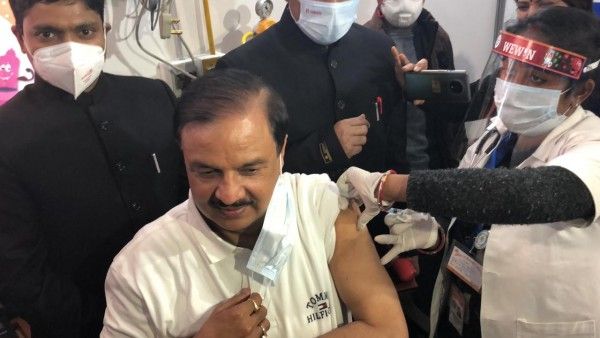 वैक्सीन लगवाते बीजेपी सांसद महेश शर्मा. फोटो- ट्विटर Mahesh Sharma