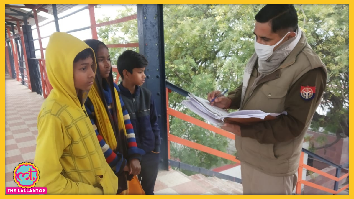 एक रेलवे स्टेशन से बच्चों से जानकारी लेता उत्तर प्रदेश पुलिस का कर्मचारी. एक रेलवे स्टेशन से बच्चों से जानकारी लेता उत्तर प्रदेश पुलिस का कर्मचारी.
