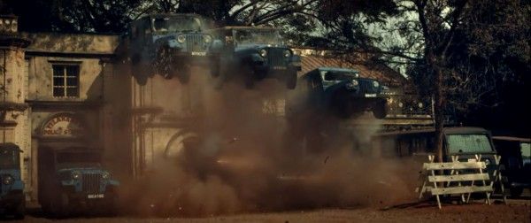 ये तो बस फिल्म के एक्शन का सैम्पल भर है. फोटो - टीज़र Police Jeeps Flying In Kgf Chapter 2