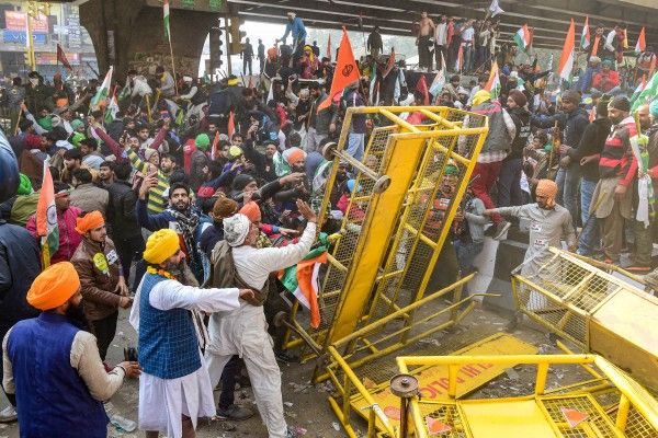 किसानों ने रास्ते में आए हर बैरिकेट को हटा दिया. फोटो- PTI R Day: Kisan Gantantra Parade In Delhi