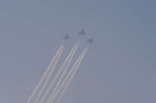 IAF एयरक्राफ्ट राजपथ पर रिहर्सल करते हुए. (PTI)
