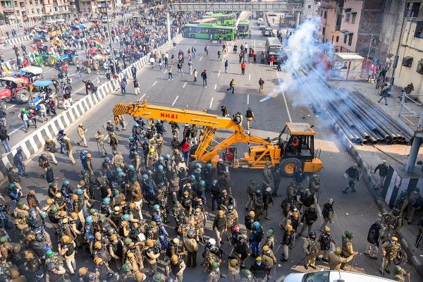 अक्षरधाम के पास प्रदर्शनकारियों और पुलिस के बीच जमकर झड़प हुई. फोटो- PTI R Day: Kisan Gantantra Parade In Delhi