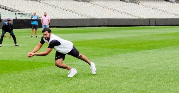 ऑस्ट्रेलिया में फील्डिंग प्रेक्टिस करते रोहित. फोटो: AP Rohit Field