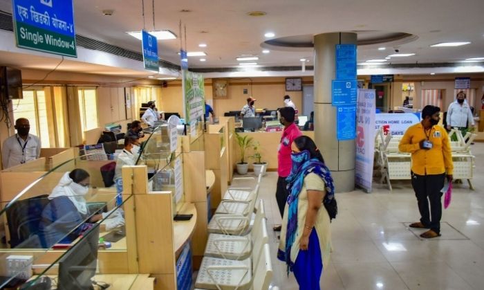 SBI भी बीते साल अपने कर्मचारियों के लिए VRS लेकर आने वाली थी. लेकिन फिर पीछे हट गई. (तस्वीर: PTI) 